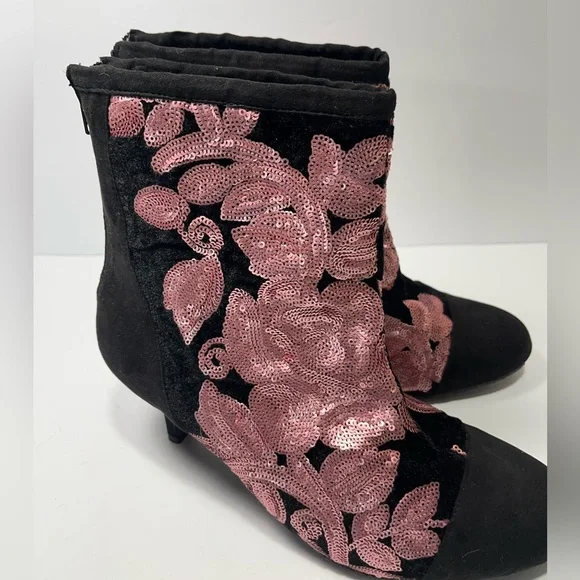 JOAN BOYCE Ankle Boots Black Velvet Rose Pink Sequins Size 8.5M -NEW - Picture 3 of 9